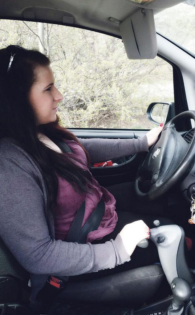 Išsipildė neįgalios merginos svajonė – vairuoti automobilį