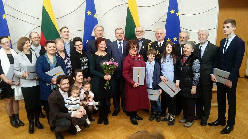 Vyriausybėje pagerbti Vasario 16-ąją gimę Lietuvos piliečiai