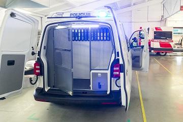 Parodė policijai ruošiamus „Volkswagen“ mikroautobusus – labiausiai stebina vidus