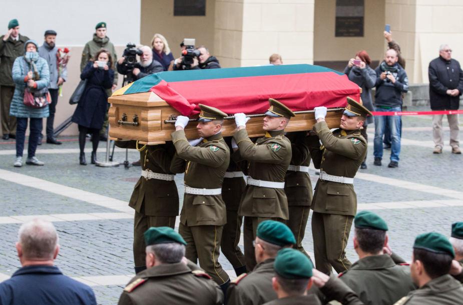 Valstybinės laidotuvės: Adolfo Ramanausko-Vanago palaikai atgabenti į Šv. Jonų bažnyčią