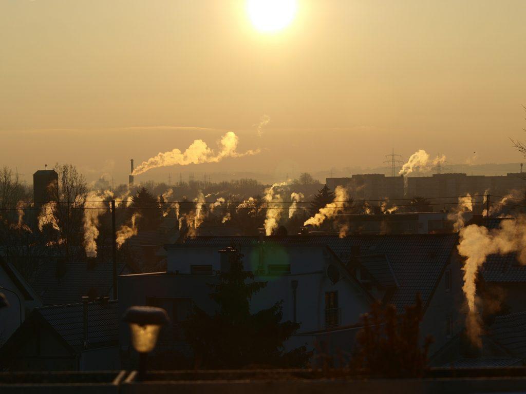 Pagrindinis oro taršos šaltinis miestuose – kietojo kuro deginimas