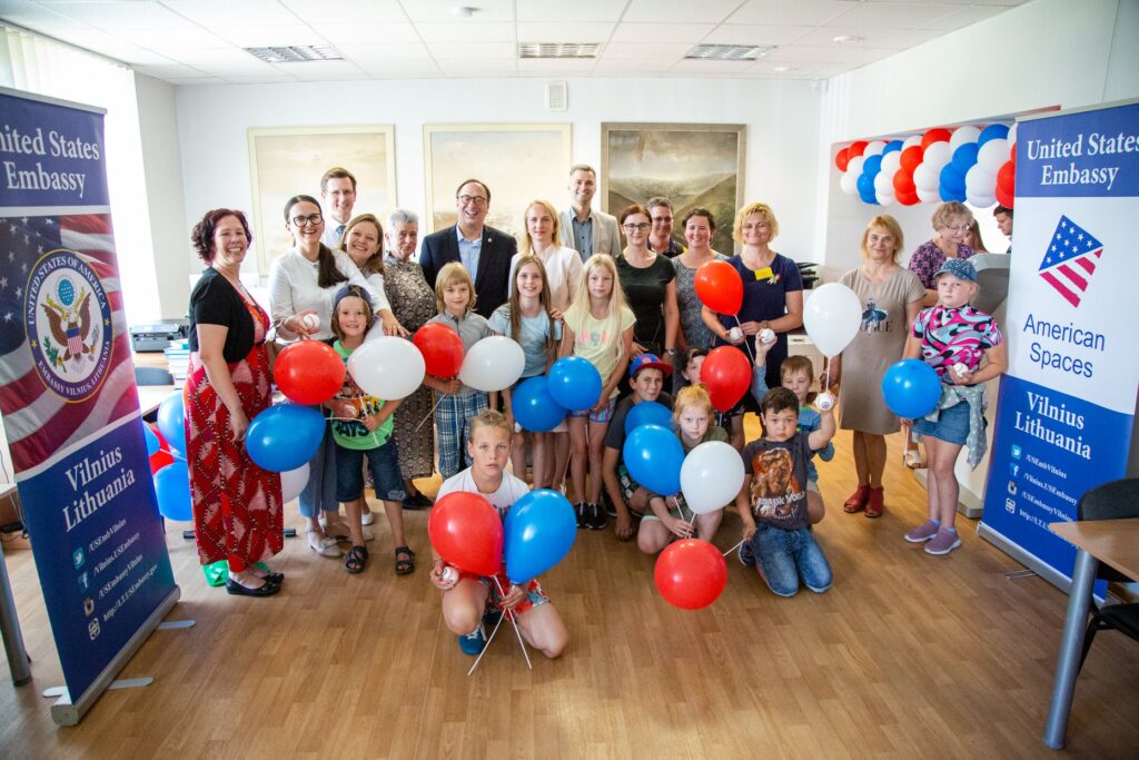 JAV ambasadorius Trakuose atidarė infoterminalą ir žadėjo vėl sugrįžti