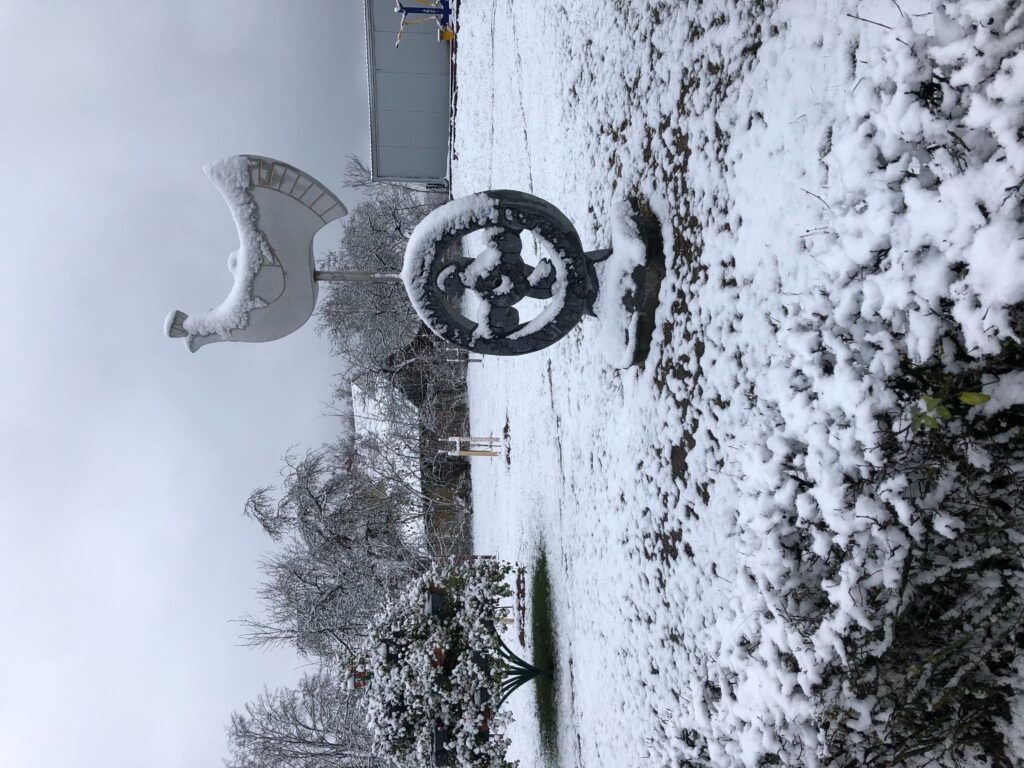 Su pirmuoju sniegu Vievis pasipuošė naujomis akmens skulptūromis