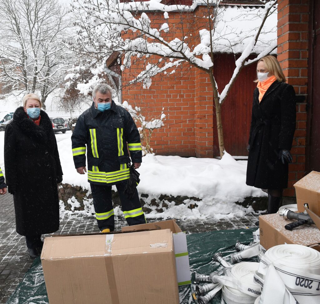 Rajono ugniagesiai įgijo naują įrangą ir aprangą