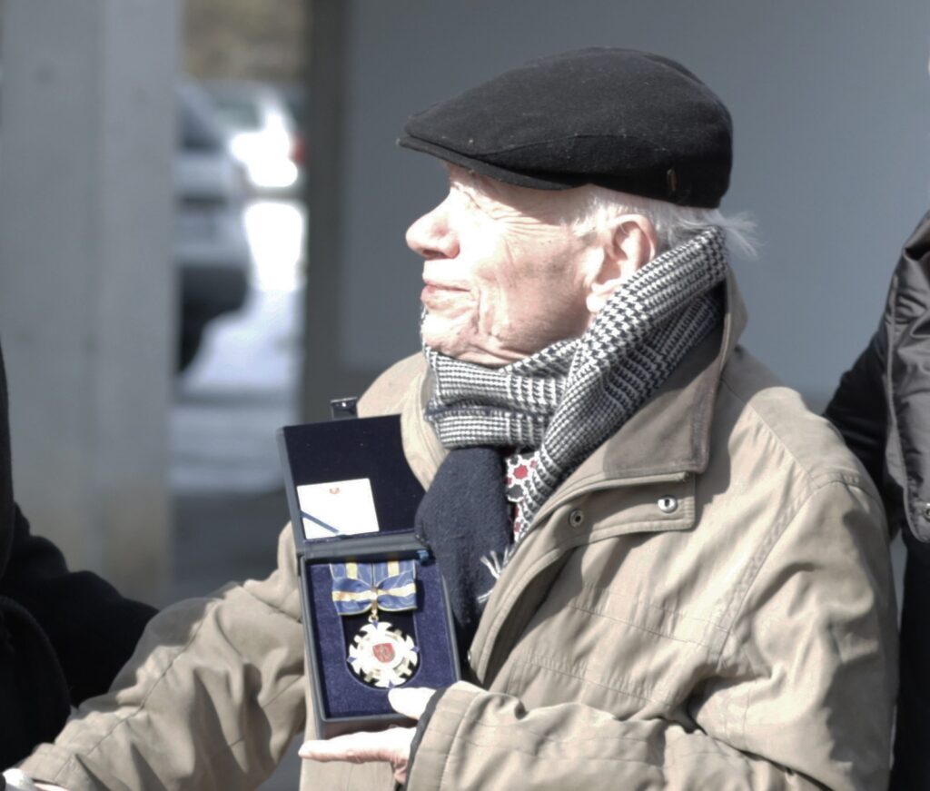 Bronislovui Genzeliui įteiktas Trakų rajono savivaldybės garbės piliečio ženklas ir pažymėjimas