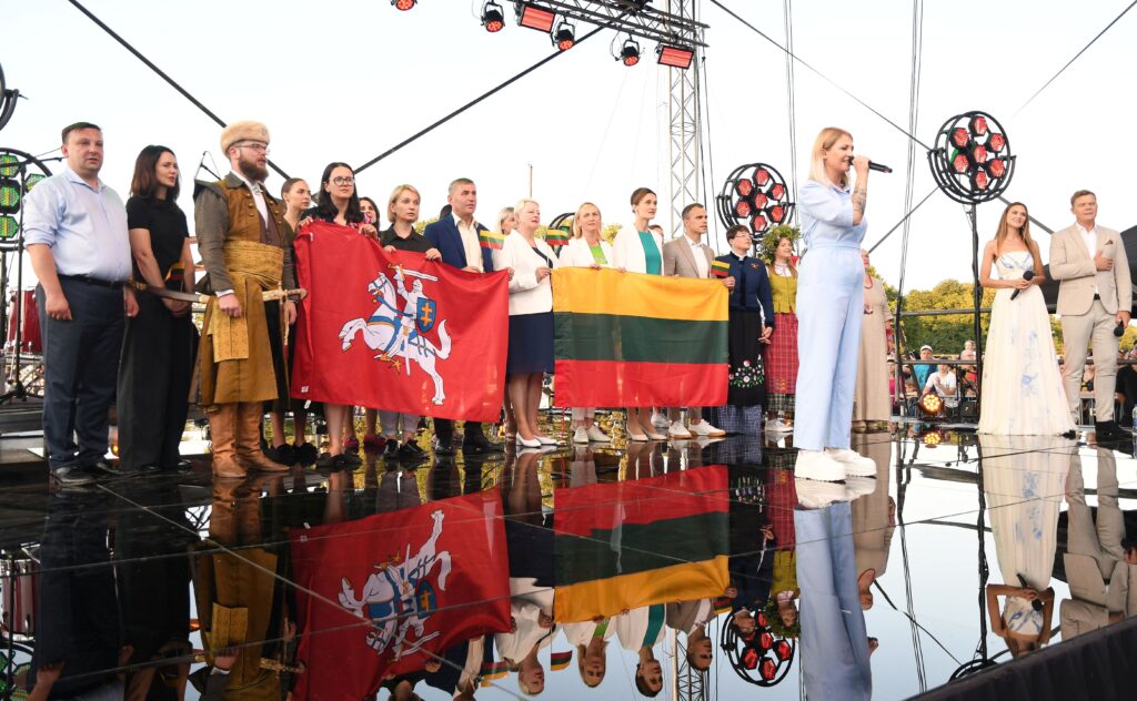Tautiška giesmė nuskriejo Galvės ežero vilnimis