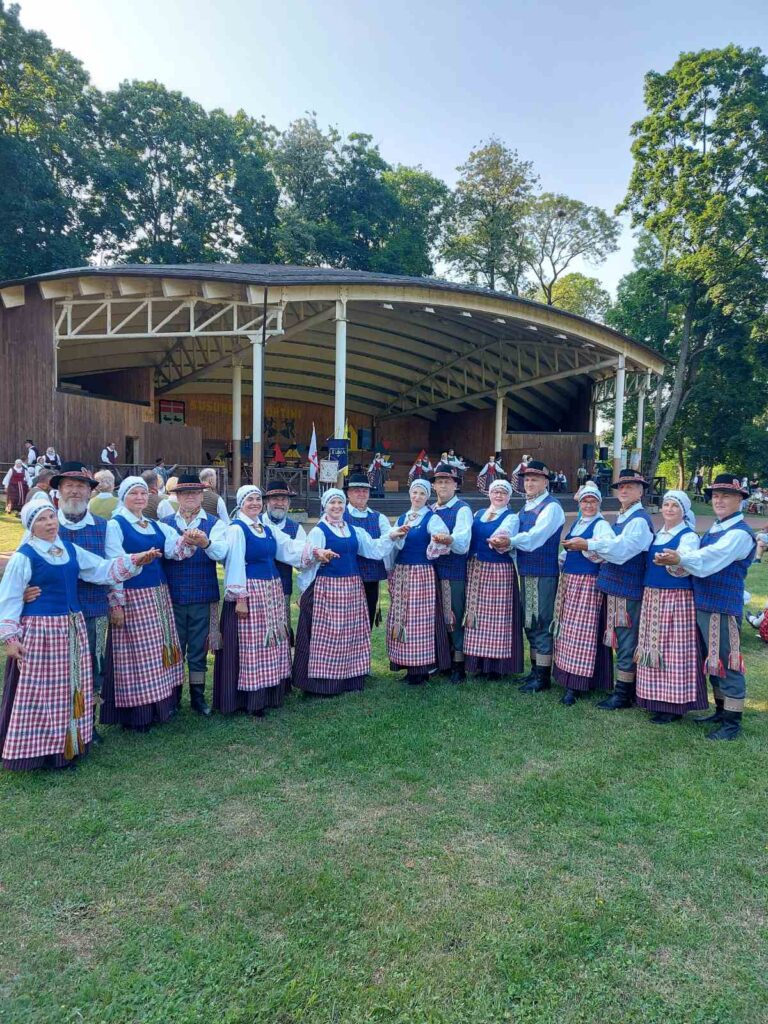 Aukštadvario „Navos“ šokėjai susuko suktinį Dzūkijos regiono liaudies šokių festivalyje