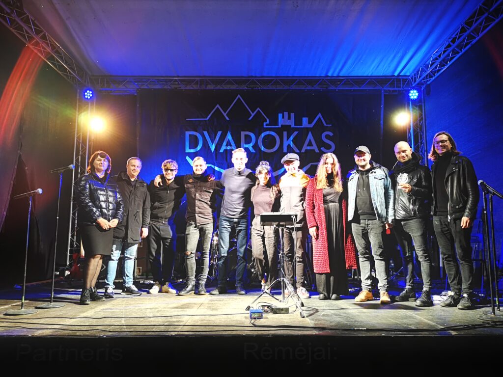 Lentvario ežero pakrantėje surengtas festivalis DVAROKAS‘21 džiugino roko ir alternatyvios muzikos gerbėjus