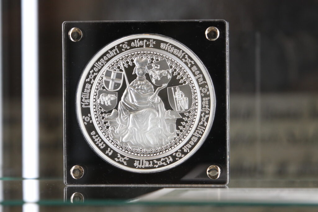Pristatytas unikalus, vieno kilogramo masės sidabro medalis „Vytauto Didžiojo sosto antspaudas“