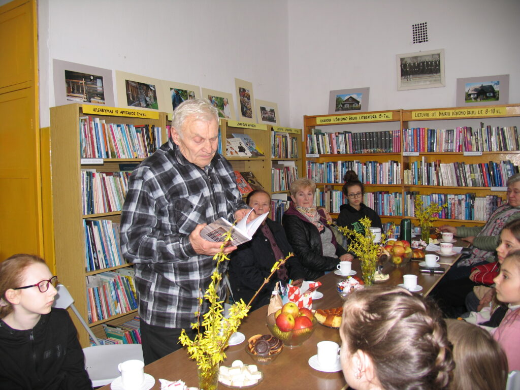 Tiltų bibliotekoje skambėjo Vytauto Vilkišiaus eilės