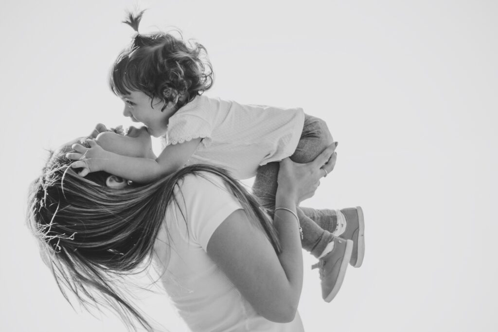 Motinystės kaina – mažesnės pajamos visą gyvenimą
