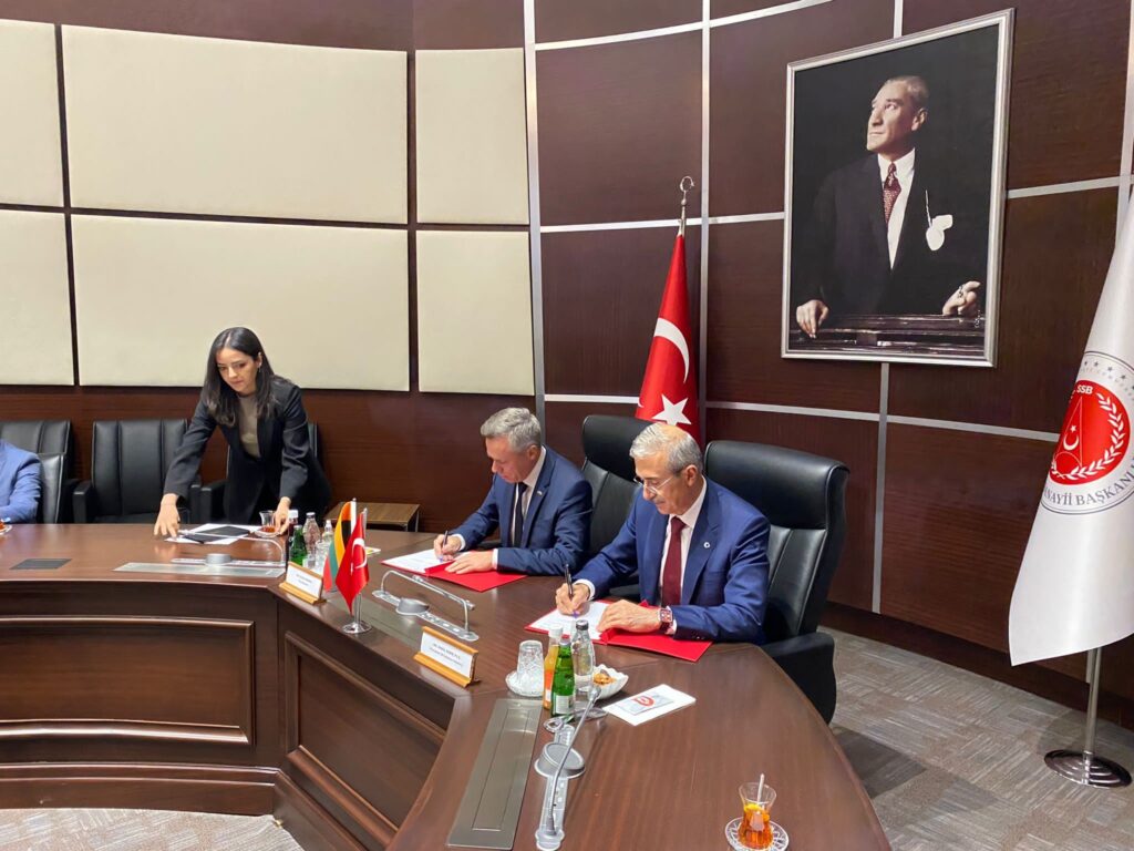Lietuva ir Turkija pasirašė susitarimą, leisiantį pirkti kovinį droną „Bayraktar“