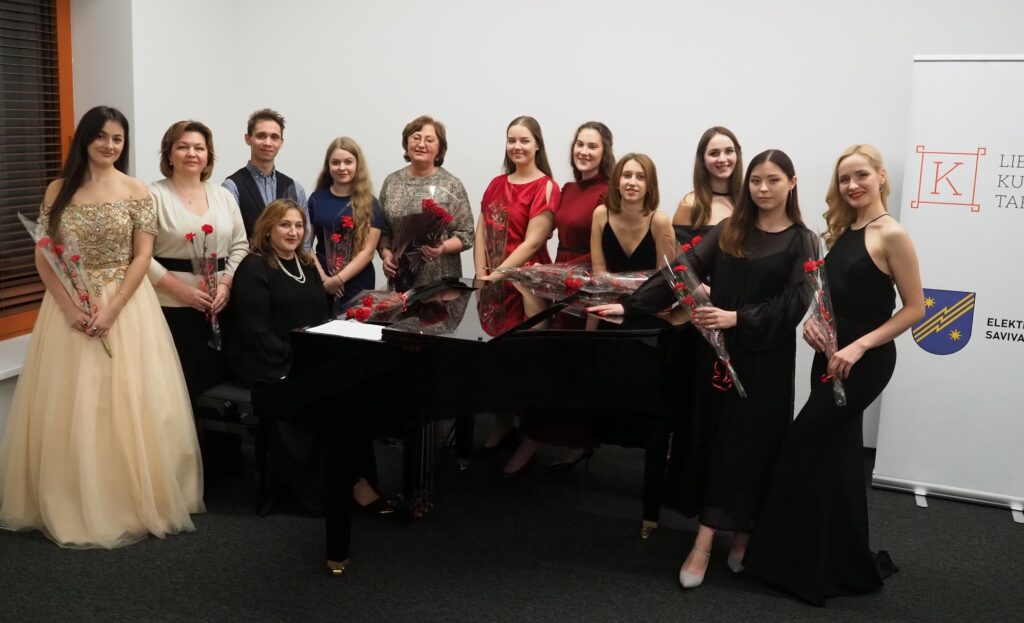„Mano instrumentas – balsas“: Vievyje ir Kazokiškėse skambėjo profesionalių dainininkų balsai