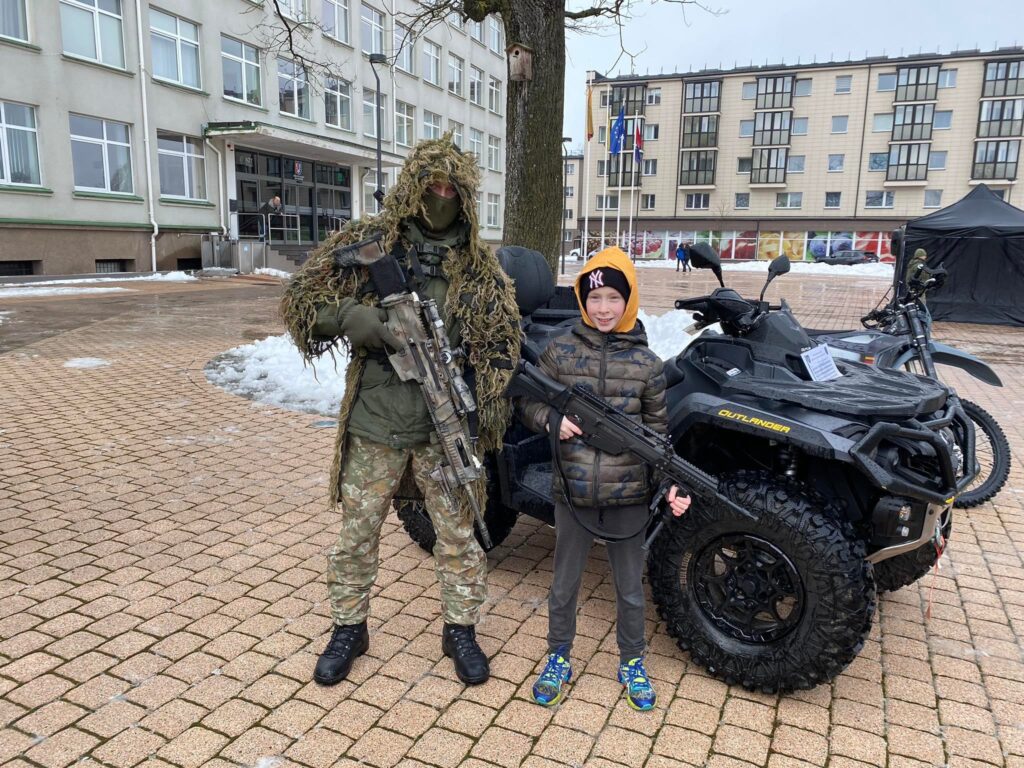 Laisvę švenčiame su kariais savanoriais