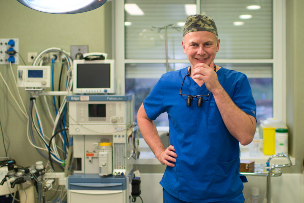 Plastikos chirurgas Darius Radzevičius atskleidė, ar lietuvės dažnai didinasi krūtinę ir putlinasi lūpas