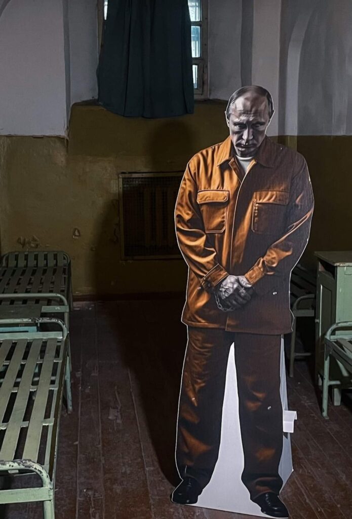 Akcija „PUT IN  jail“. Rusijos prezidento maketai keliauja į kalėjimų kameras ir muziejus