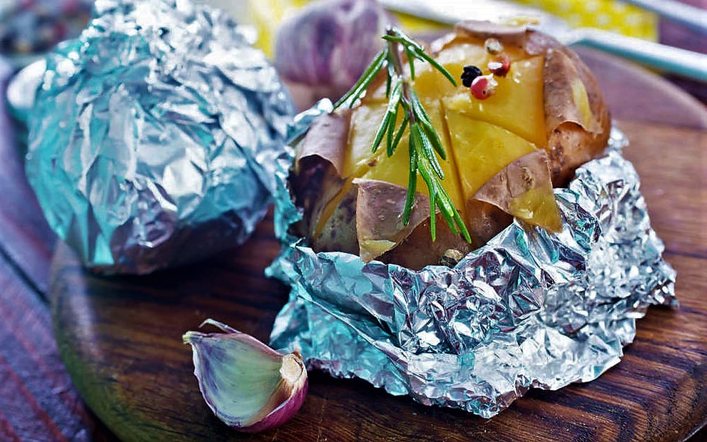 Dietologė paneigė mitą apie populiarų Joninių patiekalą – bulves: jas sudaro tik apie 18 proc. angliavandenių