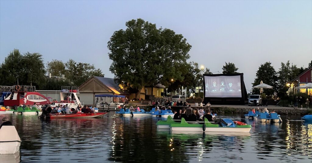 Tarptautinės jaunimo dienos proga jaunuoliai žiūrėjo kiną ant vandens