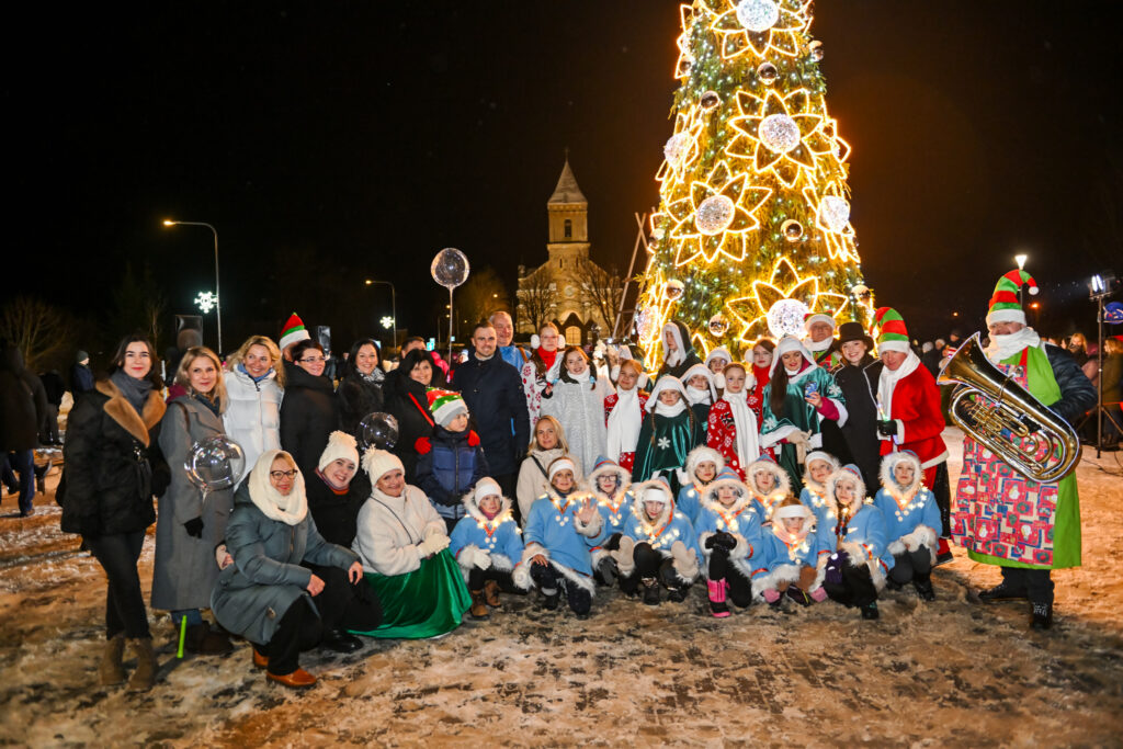 Kalėdų eglės ir šventės dvasia nušvito Rūdiškėse, Senuosiuose Trakuose, Aukštadvaryje