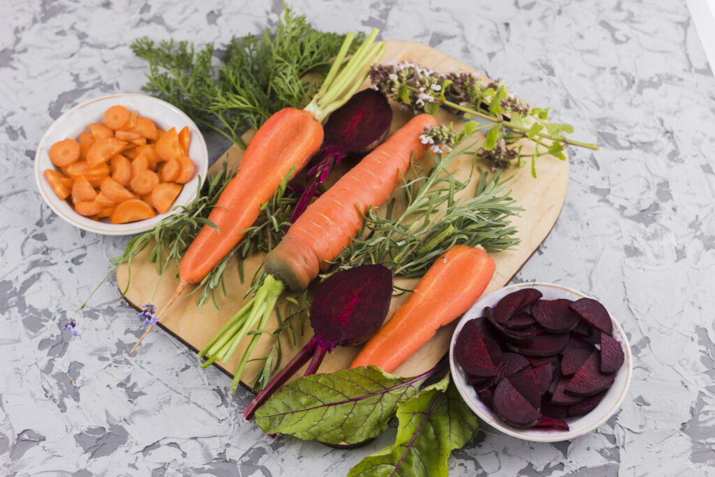 Vitaminų bomba viduržiemyje: burokėlių apkepas su morkomis ir riešutais – skanu, sveika, modernu