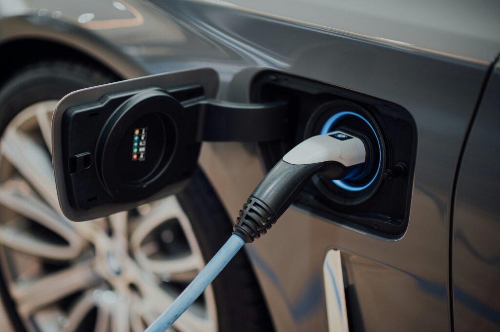 Kaip neapsigauti perkant naudotą elektromobilį?